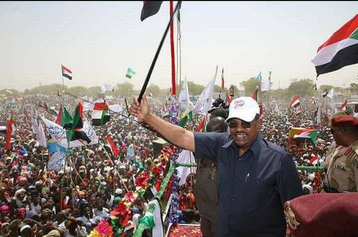 البشير لمواطني دارفور: “إلعنوا الشيطان حتى يعود الإقليم لسيرته الأولى”