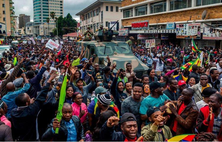 متظاهرو زيمبابوي يرفعون شعار”إرحل ياموجابي”