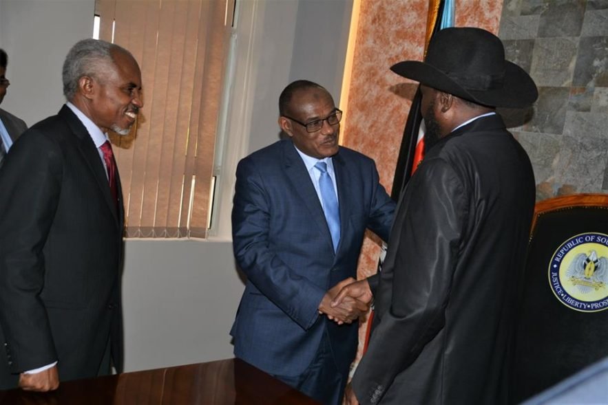 سلفاكير يوافق على مقابلة مشار استجابة لمبادرة من الرئيس السودانى رئيس جنوب السودان سلفاكير ميارديت يلتقي وزير الخارجية السوداني الدرديردي محمد أحمد ، جوبا ، 5 مايو 2018