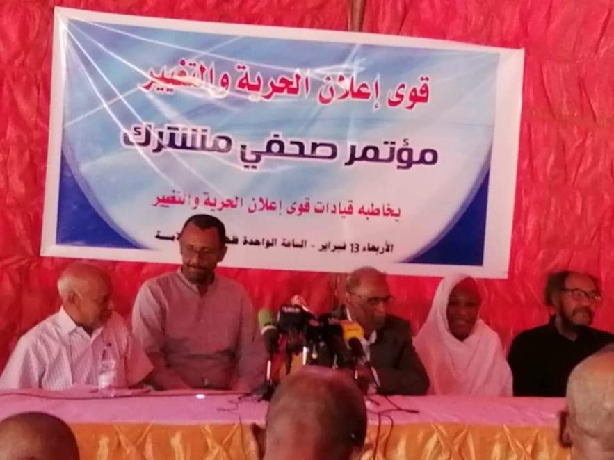 قوي إعلان الحرية والتغير ترفض أي حل وسط وتتمسك بإسقاط نظام البشير مؤتمر صحفي عقدته قوي إعلان الحرية والتغير بامدرمان . 13 نوفمبر 2019