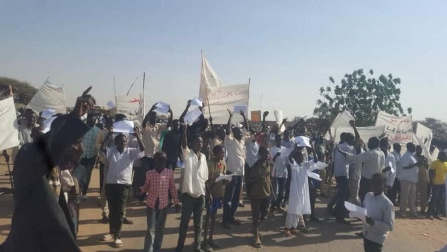 تظاهرات في الفاشر وحشود أمنية في الخرطوم استباقا لتظاهرات تطالب برحيل النظام تظاهرات بمعسكر زمزم للنازحين بشمال دارفور . 14 يناير 2019