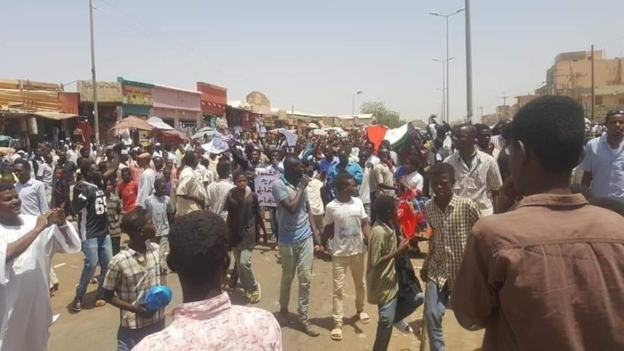 تظاهرات حاشدة في أمدرمان تطالب باسقاط النظام تظاهرات في سوق ليبيا غربي أمدرمان 27 مارس 2019