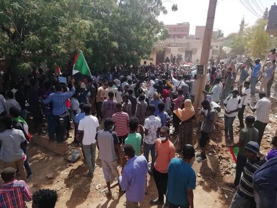 تجدد المظاهرات في السودان المطالبة برحيل نظام البشير رغم أوامر الطوارئ تظاهرات في مدينة امدرمان ودنوباوي بالعاصمة السودانية . 21 مارس 2019