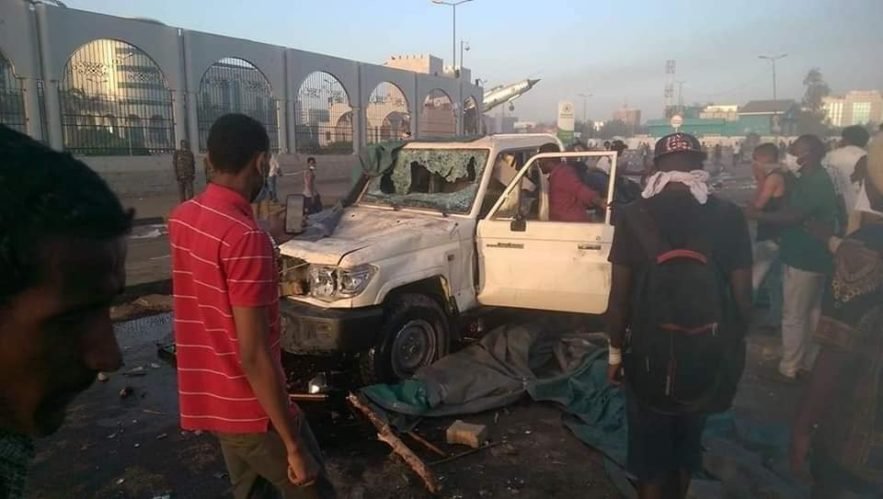 مقتل شخصين وعدد من أفراد الجيش أثناء محاولة فض إعتصام القيادة العامة بالقوة