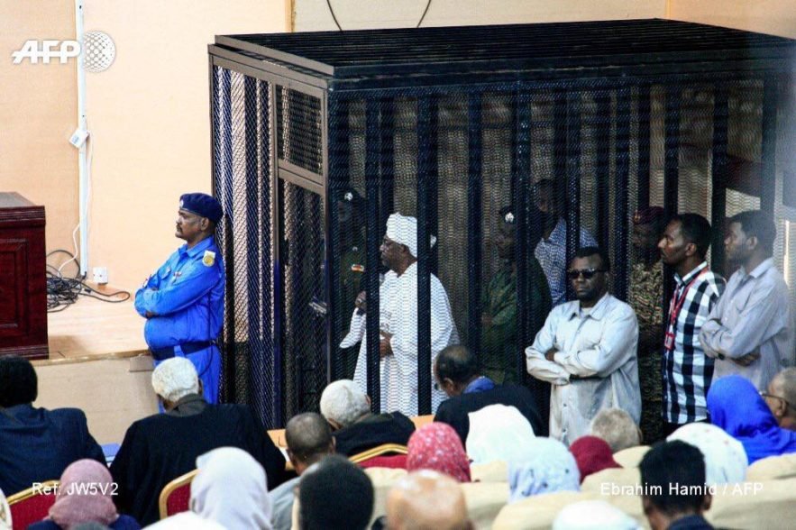 الرئيس السوداني السابق عمر البشير يمثل أمام المحكمة في العاصمة الخرطوم، 31 أغسطس 2019 . صورة ل (فرانس برس)