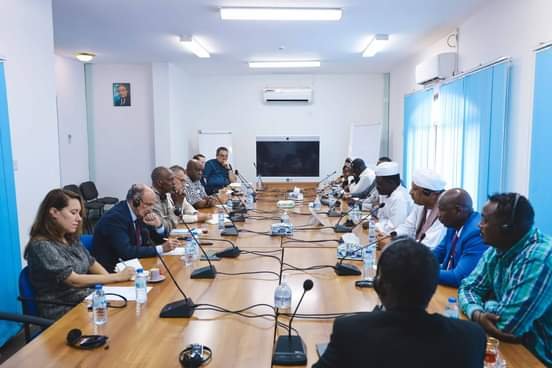 الآلية الثلاثية تلتقي بتحالف سياسي يقوده مناوي لحل الأزمة السياسية