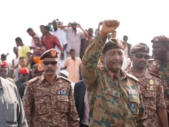 البرهان يصدر قرارات عسكرية بترقيات وإعفاءات وإعادة تشكيل رئاسة هيئة الأركان