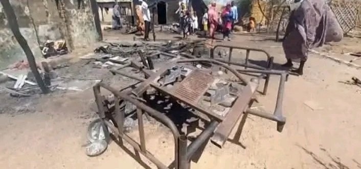 حريق هائل يلتهم أجزاءً من معسكر ”عطاش“ بنيالا ويخلف خسائر فادحة