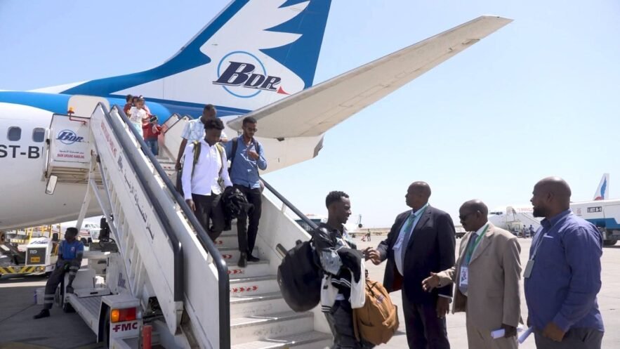 وصول الفوج الرابع من العائدين طوعاً من يوغندا إلى مطار بورتسودان