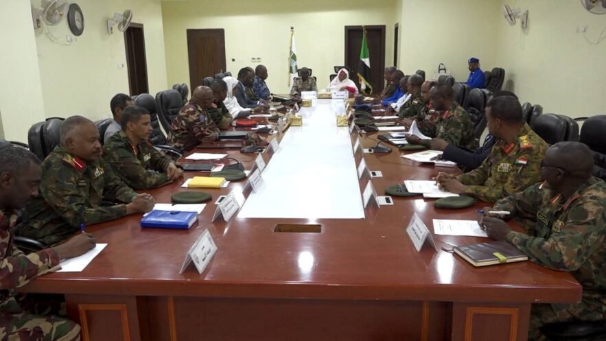 والي الخرطوم يستعرض تدابير الطوارئ بحضور النائب العام السوداني