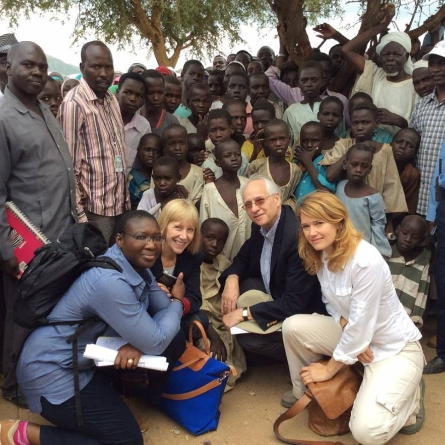 المبعوث الامريكي يزور معسكر كلمة ويطالب بوجهات نظر النازحين حول كيفية تحقيق سلام دائم بدارفور