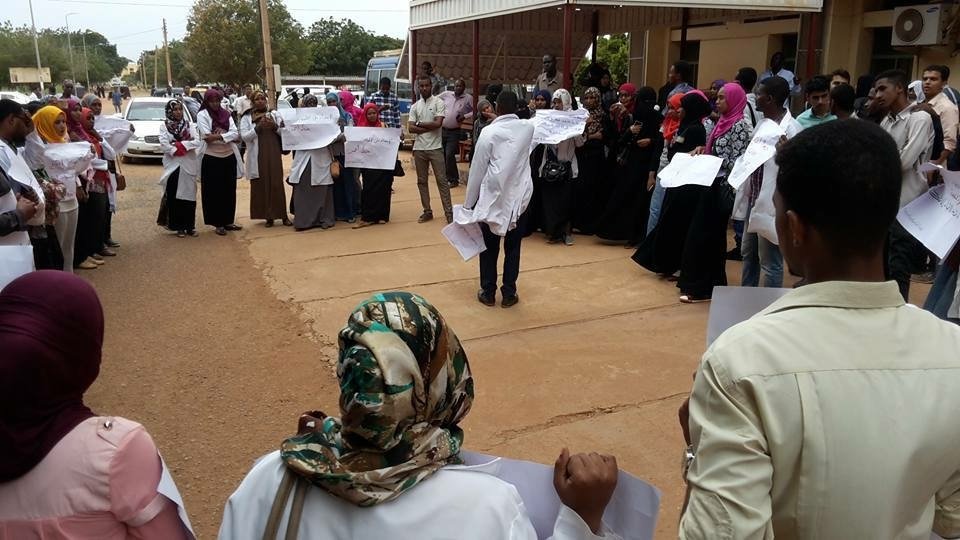 كادر طبي : لن نتوقف علي مطالبنا الا بعد الاستجابة لها