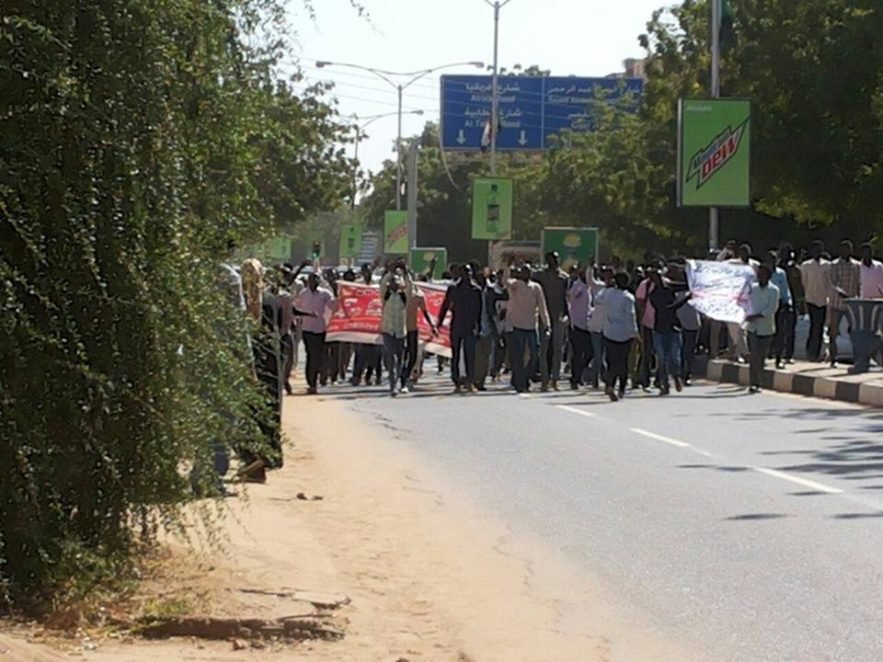 تجمع روابط طلاب دارفور ينظمون مسيرة احتجاجية ضد مجزرتي نيرتتي والجنينة
