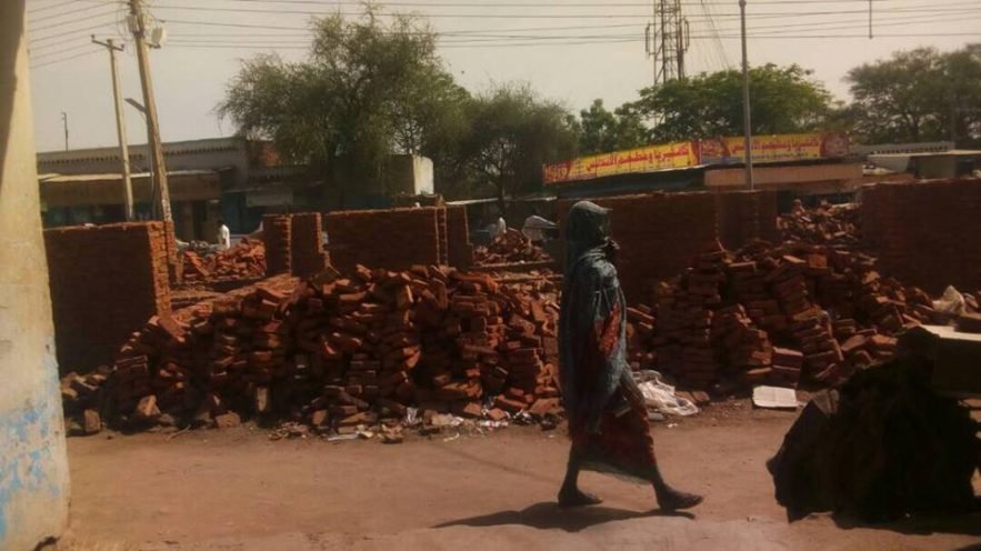 نزع (50) متجر للنازحين بزالنجي وأصحابها يتهمون الوالي بتسليمها لموالين له