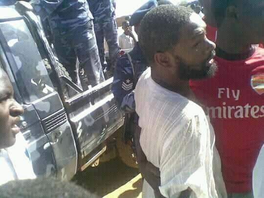 انه شيخ الأحرار والإنسانية : الشيخ مطر يونس لحظة اعتقاله بواسطة قوات امنية من منزله بزالنجي . 2 إبريل2018