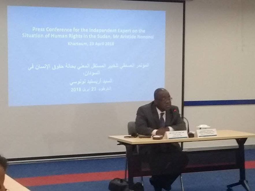 أريستيد نونونسي، خبير الأمم المتحدة المستقل المعني بحقوق الإنسان في السودان يتحدث في مؤتمر صحفي بالخرطوم . 23 إبريل 2018