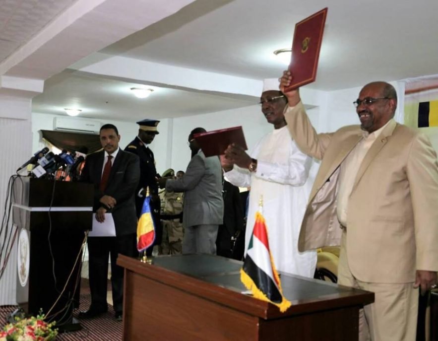 الرئيس السوداني عمر البشير ونظيره التشادي إدريس دبي في مؤتمر تنمية الحدود السودانية-التشادية ، الجنينة 25 إبريل 2018 . صورة ل(سونا)