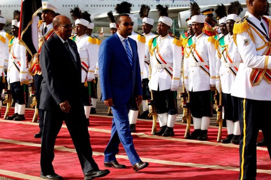 الرئيس السوداني عمر البشير ورئيس الوزراء الإثيوبي أبي أحمد . الخرطوم . 3 إبريل 2018 . (رويترز)