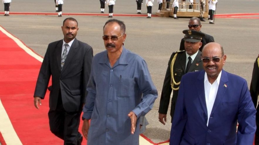 الرئيس السوداني عمر البشير يستقبل نظيره الإريتري أسياس أفورقي في الخرطوم عام 2015 . صورة ل(رويترز)