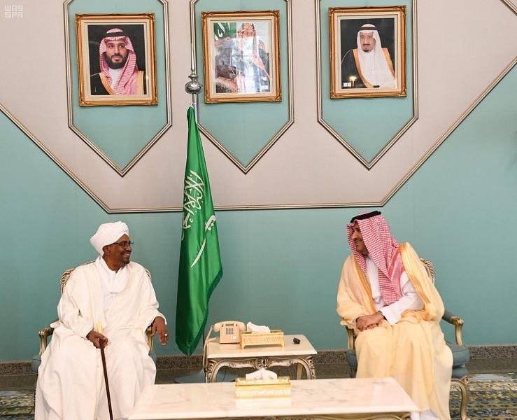 أمير منطقة المدينة المنورة ‫ فيصل_بن_سلمان‬⁩ بن عبدالعزيز ‫يستقبل الرئيس السوداني عمر البشير . 10 يونيو 2018 . صورة ل(واس) ‬