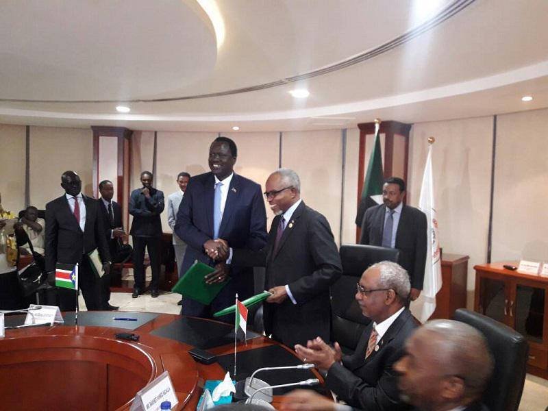 وزيرا النفط في السودان وجنوب السودان بعد التوقيع على اتفاقية لاستئناف إنتاج النفط . الخرطرطوم 26 يونيو 2018 صورة ل(سونا)