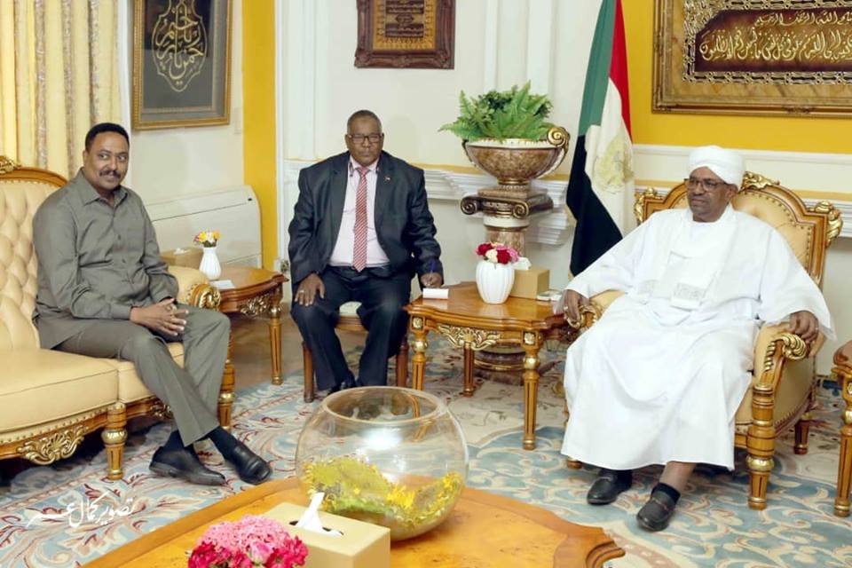 الرئيس السوداني عمر البشير ووزير الخارجية الإثيوبي ورقني قبيو ، الخرطوم 4 يوليو 2018 . صورة ل(سونا)