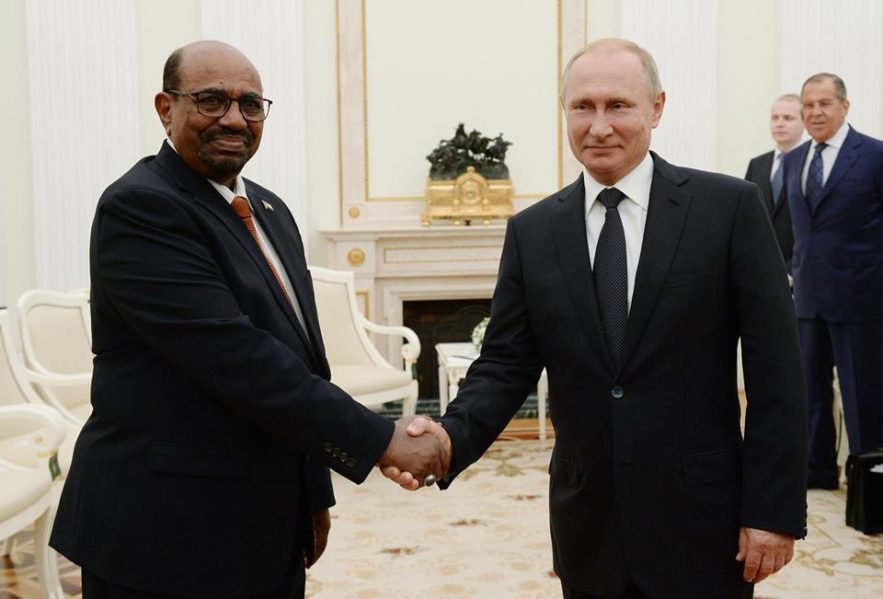 الرئيس السوداني عمر البشير والرئيس الروسي فلاديمير بوتين 14 يوليو 2018 , صورة ( الموقع الرسمي للرئيس الروسي بوتين)
