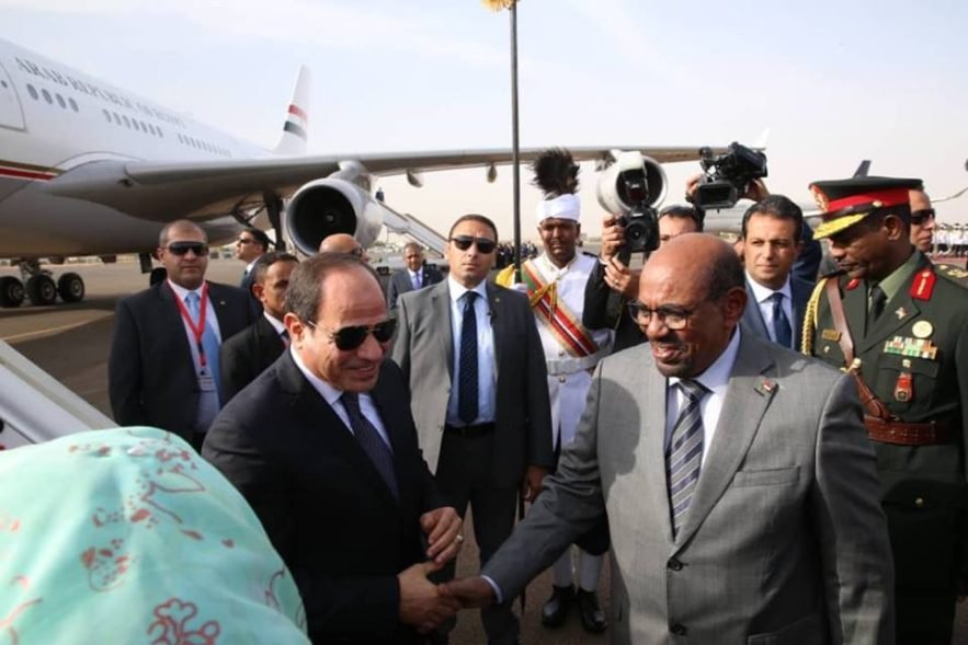 الرئيس السوداني عمر البشير يستقبل نظيره المصري عبدالفتاح السيسي بمطار الخرطوم 19 يوليو 2018. صورة ل(سونا)