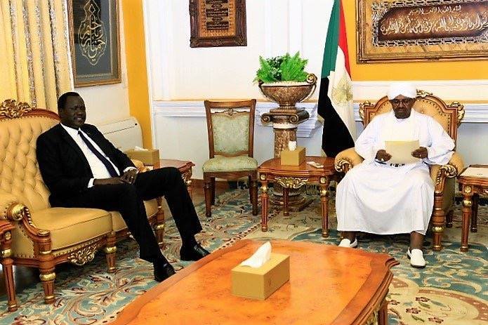 الرئيس السوداني عمر البشير يتسلم رسالة من نظيره الجنوب سوداني سلفاكير ميارديت 29 يوليو 2018 ، صورة ل(سونا)