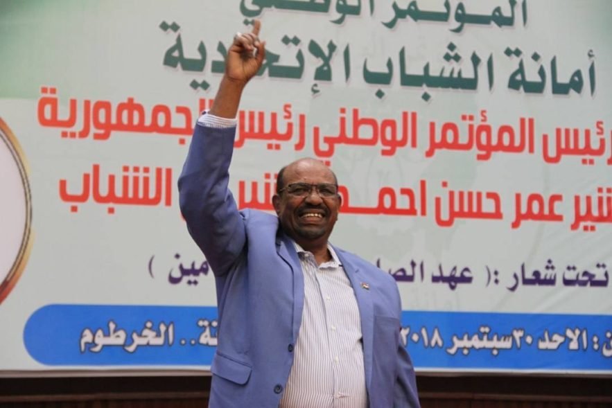 الرئيس السوداني عمر البشير لدي مخاطبته حشد من شباب حزبه المؤتمر الوطني . الخرطوم 30 سبتمبر 2018 . صورة ل(سونا)