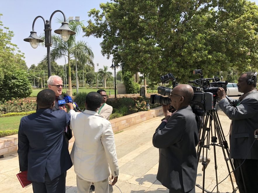 المبعوث البريطاني لدولتي السودان وجنوب السودان كريستوفر تروت يدلي بتصريحات في الخرطوم . 11 أكتوبر 2018