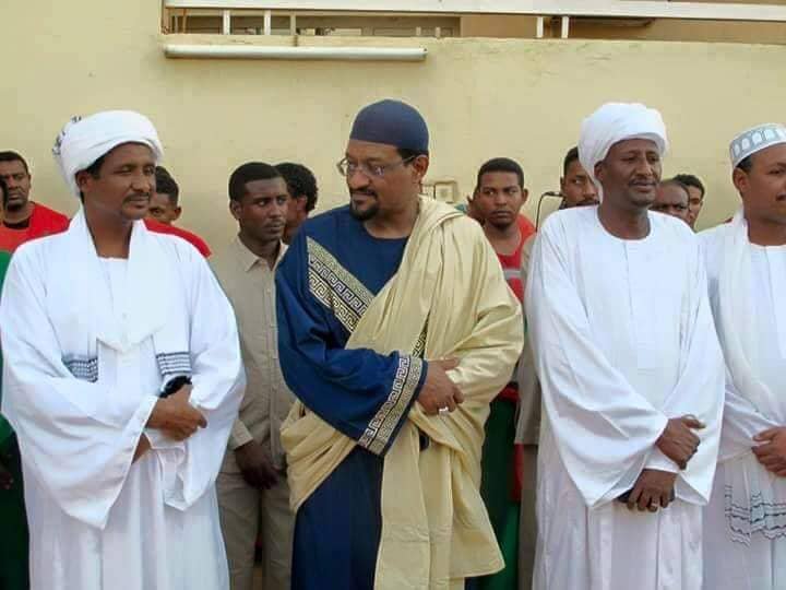 قائد مليشيا الدعم السريع محمد حمدان (حميدتي) وشقيقه عبدالرحيم يتوسطهم شيخ الأمين