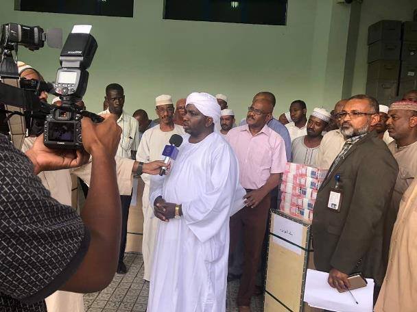وزير الدولة بوزارة الاعلام والاتصالات مامون حسن يدلي بتصريحات عقب تسليم بنك السودان المركزي المصارف التجارية احتياجها من الأوراق النقدية . الخرطوم 12 أكتوبر 2018