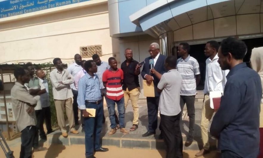 ناشطون وقانونيين يسلمون مذكرة المبادرة السودانية للحقوق والحريات للامين العام للمفوضية القومیة لحقوق الانسان . الخرطوم -21 أكتوبر 2018