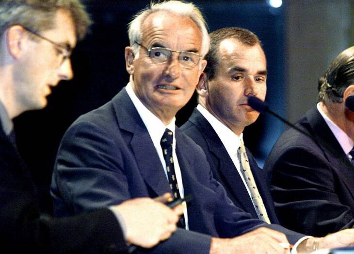 وقد يتعرض إيان لوندي ، الذي يجلس بحوار والده في عام 2001 ، للتحقيق في جرائم