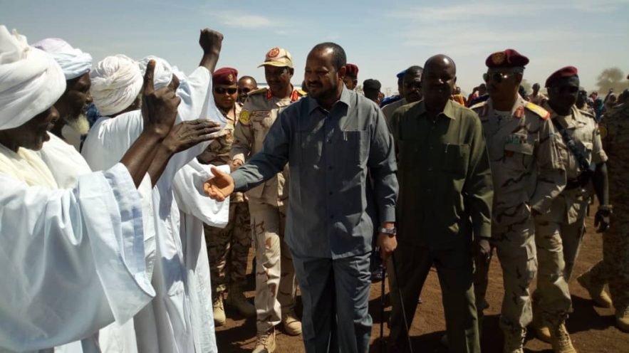والي شمال دارفور محمد عباد وقائد مليشيا الدعم السريع محمد حمدان (حميدتي) في معسكر زمزم شمالي دارفور . 5 نوفمبر 2018