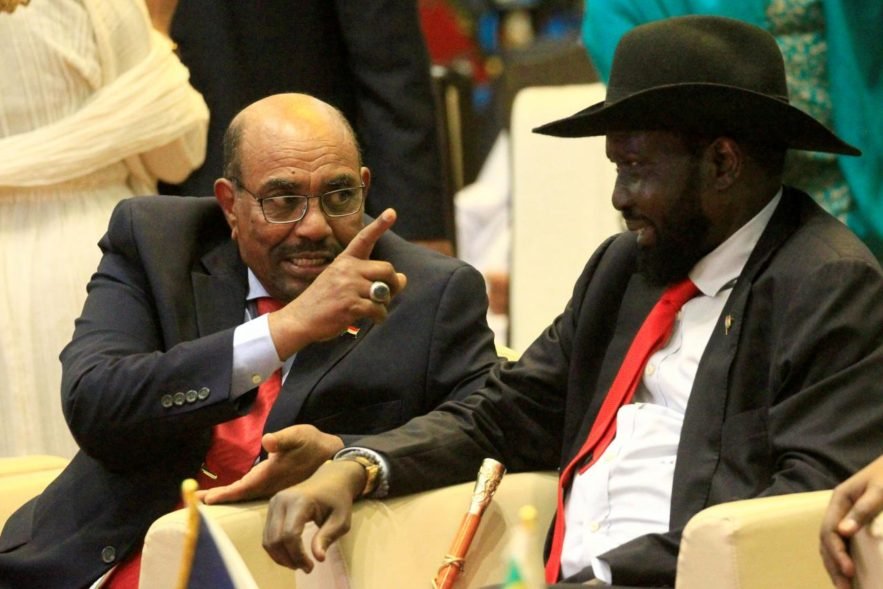 رئيس جنوب السودان سلفا كير يتحدث إلى الرئيس السوداني عمر البشير بعد توقيع اتفاق لوقف إطلاق النار وتقاسم السلطة مع زعيم المتمردين في جنوب السودان رياك مشار في الخرطوم ، السودان ، 5 أغسطس 2018. صورة ل ( رويترز)