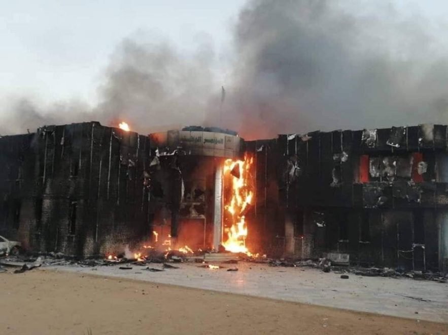 متظاهرون يحرقون مقر حزب المؤتمر الوطني . 19 ديسمبر 2018 . صورة من (مواقع التواصل الاجتماعي)