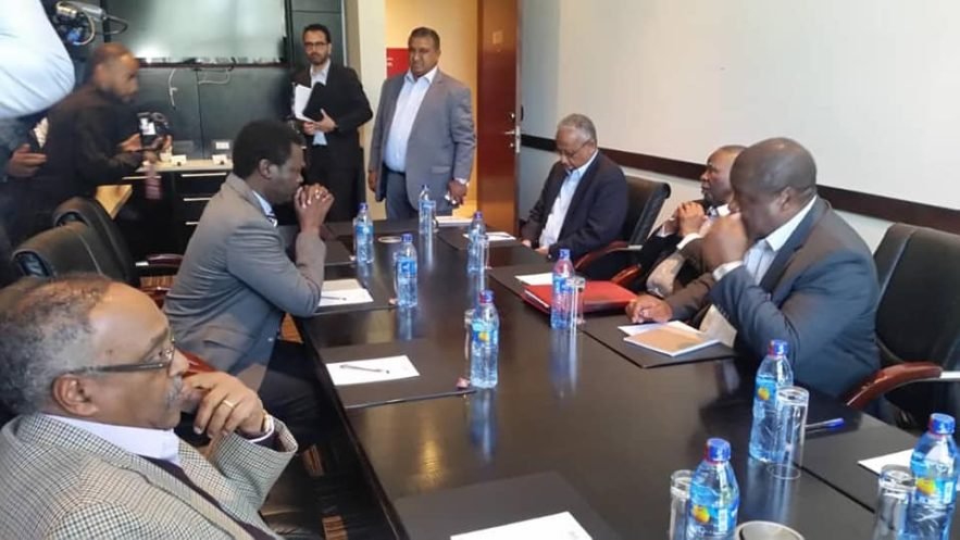 لقاء جمع الأمين العام لنداء السردان مني مناوي مع رئيس الالية الافريقية رفيعة المستوى ثامبو امبيكي في أديس أبابا . 11 ديسمبر 2018