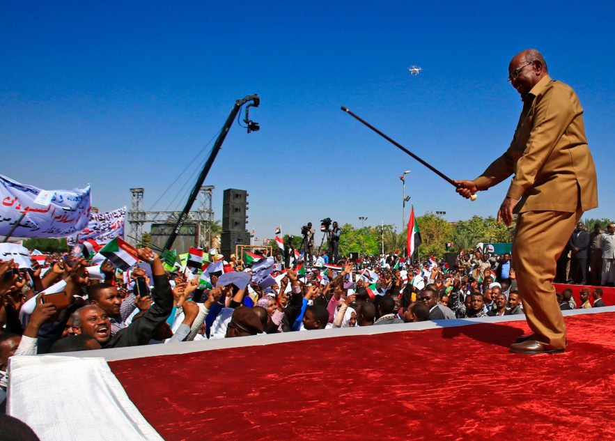 الرئيس السوداني عمر البشير يخاطب أنصاره في الخرطوم في 9 يناير 2019 . صورة ل (أ ف ب)