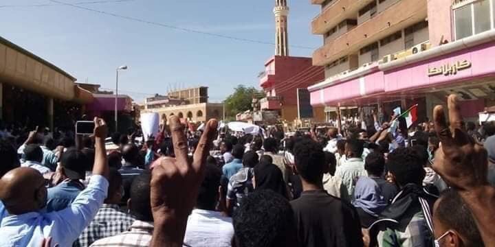سودانيون يتظاهرون بمدينة امدرمان ضد سياسيات حكومة البشير ويطالبونها بالتنحي . 9 يناير 2019