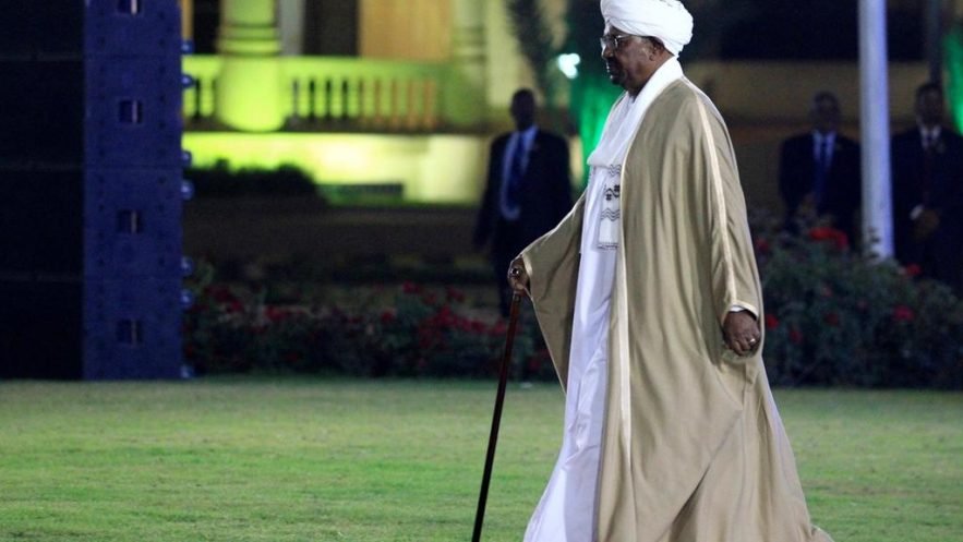 الرئيس السوداني عمر البشير ، قبل إلقاء خطابه عشية الذكرى الثالثة والستين لاستقلال السودان ، في القصر الجمهوري ، في 31 ديسمبر ، 2018. صورة ل (رويترز)