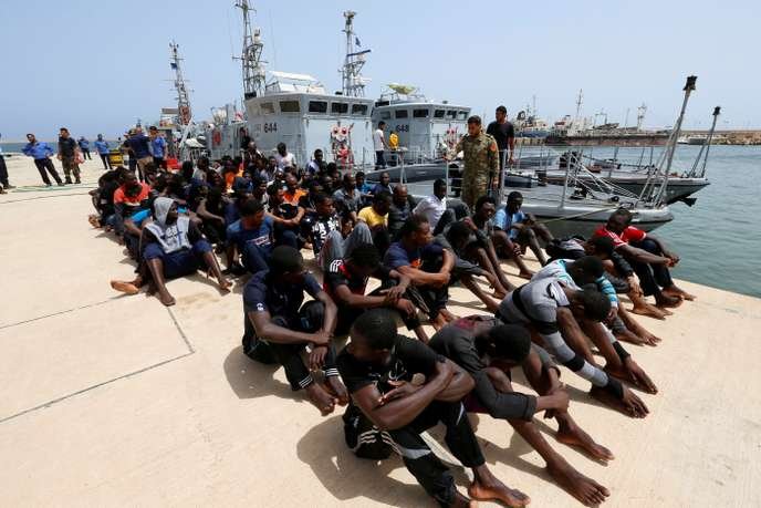 أرشيف الصورة: مهاجرون يجلسون في قاعدة بحرية بعد أن أنقذهم خفر السواحل الليبيون في طرابلس ، ليبيا ، 3 يوليو 2018 (رويترز)