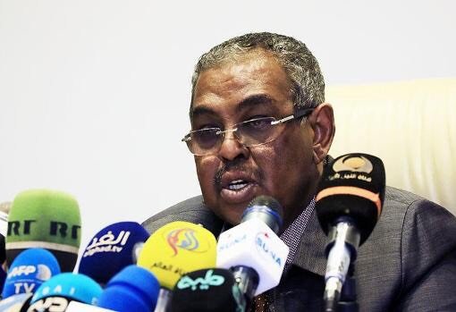 رئيس الوزراء السوداني محمد طاهر ايلا فس مؤتمر صحفي بالخرطوم . 13 مارس 2019