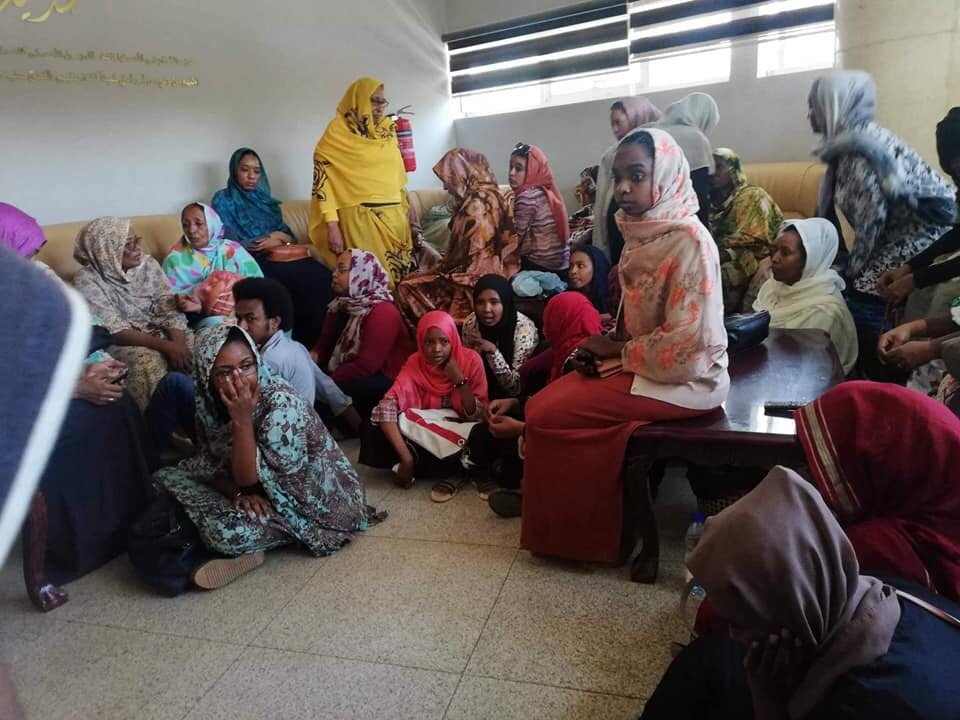 أسر معتقلين يعتصمون بمباني استعلامات جهاز الأمن السواني . الخرطوم ، 30 مارس 2019