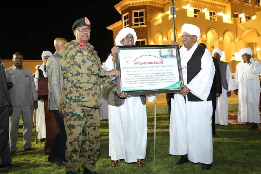 رئيس مجلس الوزراء محمد طاهر ايلا يكرم من قبل الرئيس السوداني عمر البشير . 8 نوفمبر 2019 . صورة (سونا)