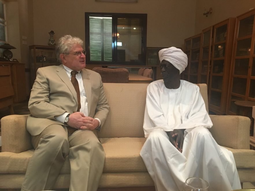 القائم بأعمال السفارة الأمريكية في السودان ستيفن كوتيسيس لدي لقائه القيادي في الحزب الشيوعي صديق يوسف .31 مارس 2019