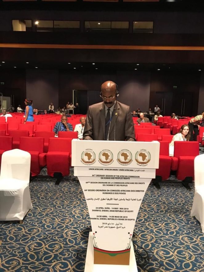 عبدالرحمن القاسم، سكرتير العلاقات الخارجية بهيئة محامى دارفور لدي تقديمه بيان المركز أمام الدورة العادية رقم "٦٤" للمفوضية الإفريقية لحقوق الإنسان والشعوب . شرم الشيخ ، مصر