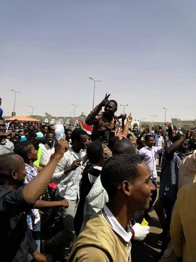 أحد أفراد الجيش السودان وسط المتظاهرين أمام قيادة الجيش السوداني