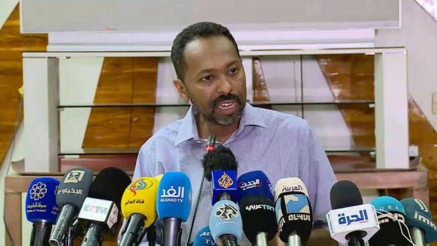 القيادي في قوي اعلان الحرية والتغيير خالد عمر يوسف يتحدث في مؤتمر صحفي بالخرطوم . 30 ابريل 2019